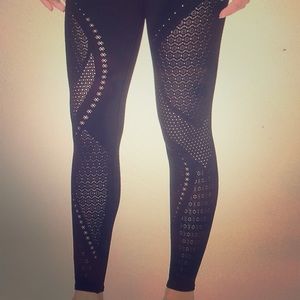 Never worn lulu lemon reveal right. Size 6!